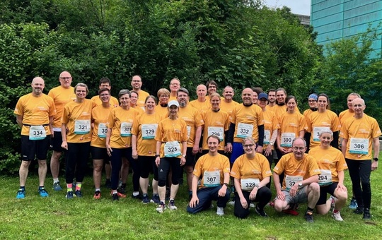 Läuferinnen und Läufer des gemeinsamen Teams von Caritas und Diözese Würzburg vor dem Firmenlauf in Eibelstadt